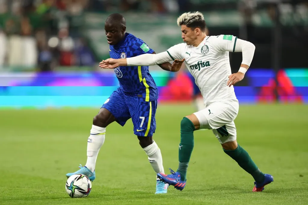 Piquerez e Kanté em disputa de bola pela final do Mundial de Clubes de 2022 – (Photo by Francois Nel/Getty Images)