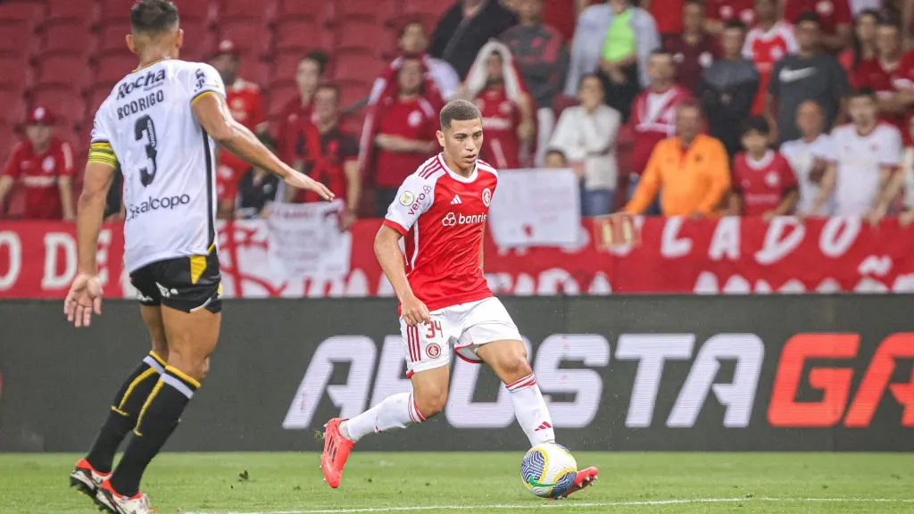 Gabriel Carvalho jogador do Internacional durante partida contra o Criciúma no estádio Beira-Rio pelo campeonato Brasileiro A 2024. Foto: Maxi Franzoi/AGIF
