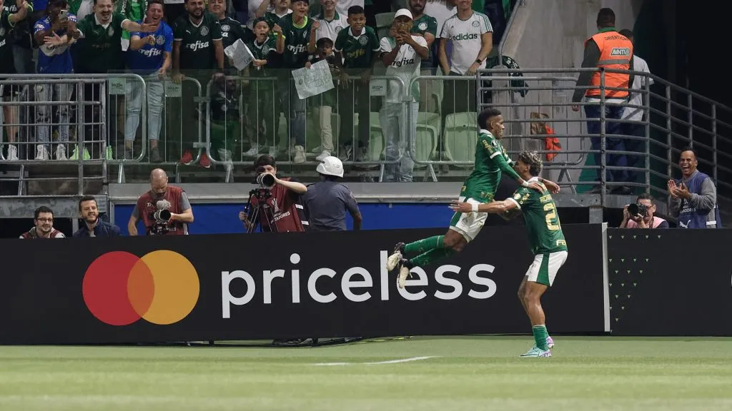SP – SAO PAULO – 11/04/2024 – COPA LIBERTADORES 2024, PALMEIRAS X LIVERPOOL – URU – Estevao jogador do Palmeiras comemora seu gol com Richard Rios jogador da sua equipe durante partida contra o Liverpool – URU no estadio Arena Allianz Parque pelo campeonato Copa Libertadores 2024. Foto: Anderson Romao/AGIF