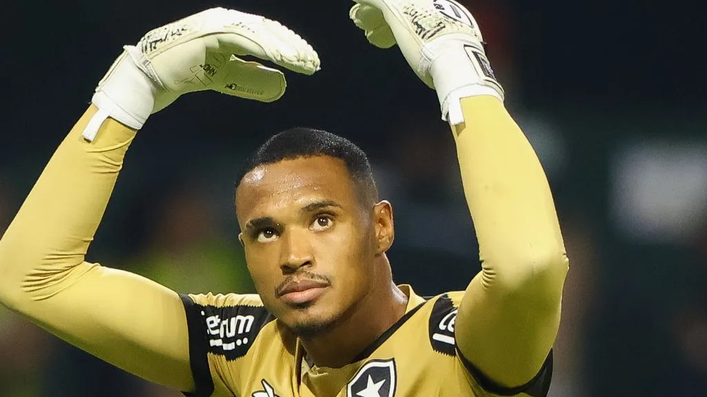 John está valorizado no mercado - Foto: Joisel Amaral/AGIF.