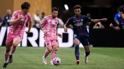Lionel Messi com a posse de bola em partida diante do PSG. Foto: Nicolò Campo / Alamy Stock Photo