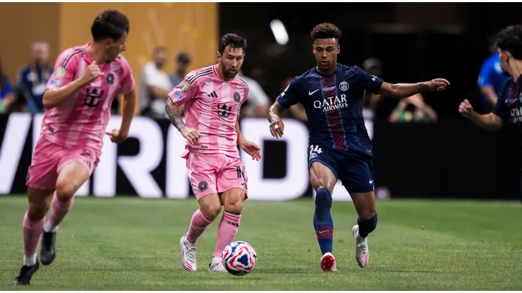 Lionel Messi com a posse de bola em partida diante do PSG. Foto: Nicolò Campo / Alamy Stock Photo