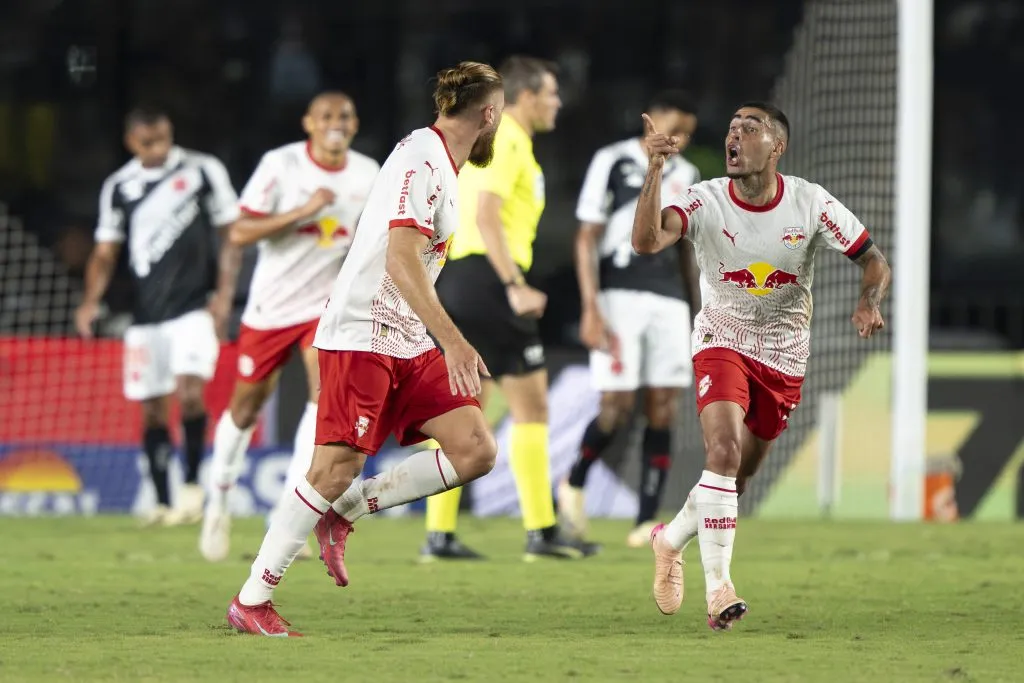 RJ – RIO DE JANEIRO – 31/05/2025 – BRASILEIRO A 2025, VASCO X BRAGANTINO – Isidro Pitta jogador do Bragantino comemora seu gol com Gabriel jogador da sua equipe durante partida contra o Vasco no estadio Sao Januario pelo campeonato Brasileiro A 2025. Foto: Jorge Rodrigues/AGIF