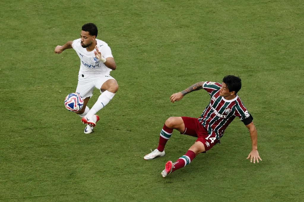 Lodi em disputa com Cano. Photo by Michael Reaves/Getty Images