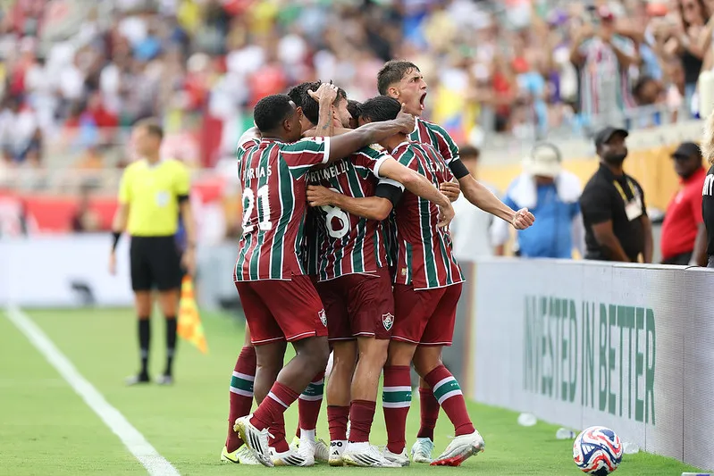Jogadores comemoram o gol de Martinelli. Foto: Lucas Merçon/Fluminense FC