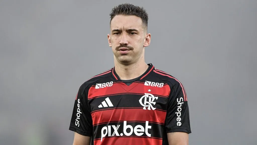 Zagueiro durante partida do Flamengo