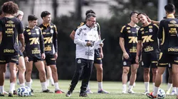 Cleber Xavier comanda o treino no Santos. Foto: Raul Baretta/Santos FC