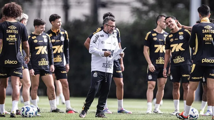 Cleber Xavier comanda o treino no Santos. Foto: Raul Baretta/Santos FC