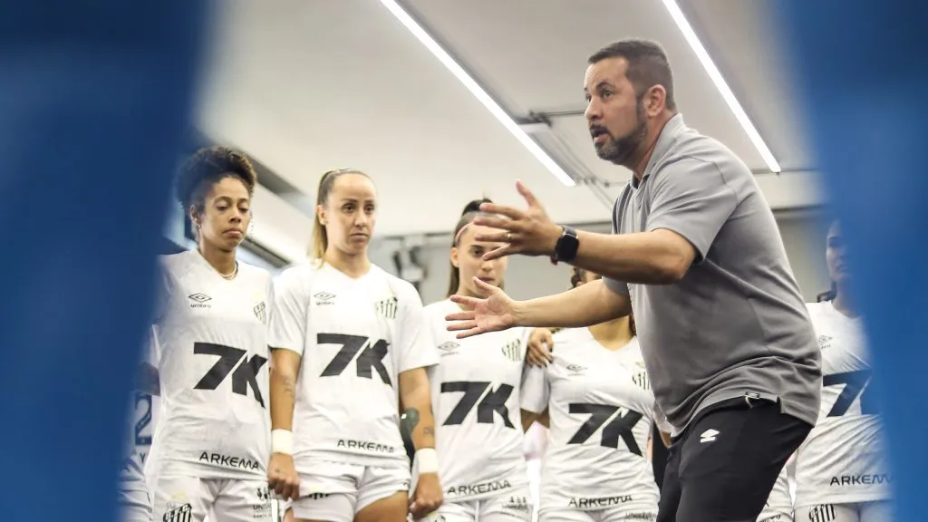 Treinador Caio Couto com o elenco feminino do Santos