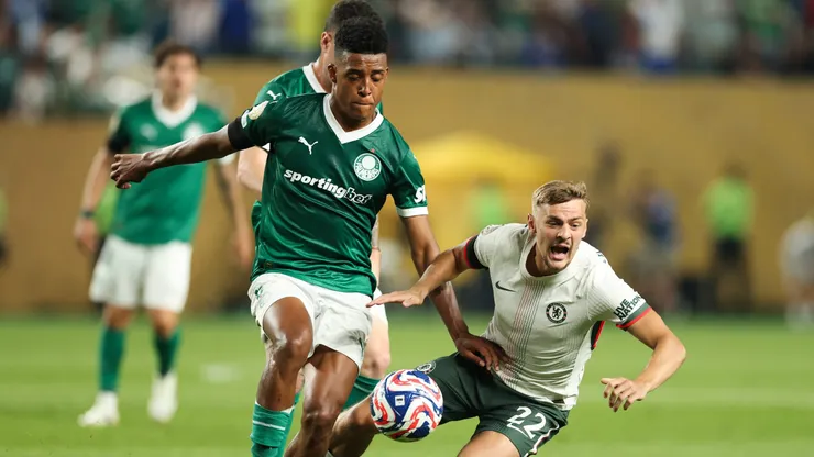 PHILADELPHIA, PENNSYLVANIA - JULY 04: Kiernan Dewsbury-Hall #22 of Chelsea FC is challenged by Vanderlan #6 of Palmeiras during the FIFA Club World Cup 2025 quarter final match between SE Palmeiras and Chelsea FC at Lincoln Financial Field on July 04, 2025 in Philadelphia, Pennsylvania. (Photo by Dan Mullan/Getty Images)