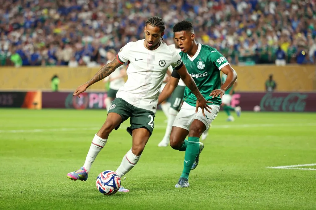João Pedro, jogador do Chelsea, disputando lance com Vanderla, do Palmeiras. (Foto de Luke Hales/Getty Images)