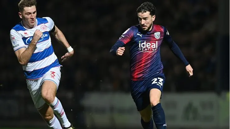 Mikey Johnston durante partida entre Queens Park Rangers e West Bromwich, pela Sky Bet Championship, em 2024. Foto: Alex Davidson/Getty Images