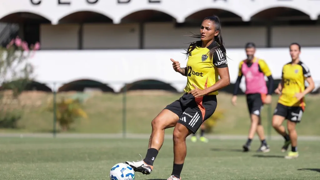 Jogadora do Atlético-MG em treinamento