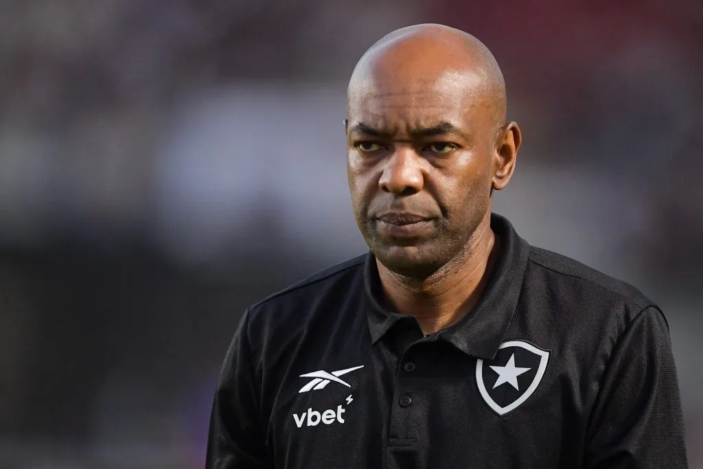 RJ – RIO DE JANEIRO – 23/02/2025 – CARIOCA 2025, VASCO X BOTAFOGO – Claudio Cacapa tecnico do Botafogo durante partida contra o Vasco no estadio Sao Januario pelo campeonato Carioca 2025. Foto: Thiago Ribeiro/AGIF