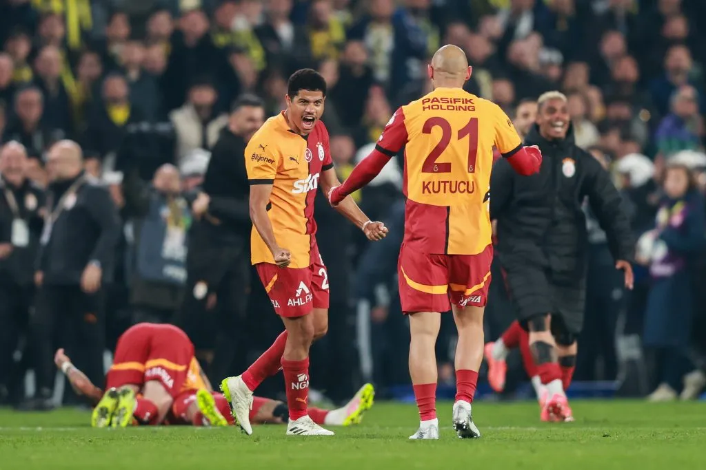 ISTANBUL, TURKEY APRIL 2: Gabriel Sara of Galatasaray celebrates victory during the Turkish Super League match between Fenerbahce and Galatasaray at Ulker Sukru Saracoglu Stadium on April 2, 2025 in Istanbul, Turkey.  (Photo by Ahmad Mora/Getty Images)