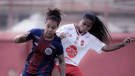 Jogadoras do Vila Nova e Itabirito em campo