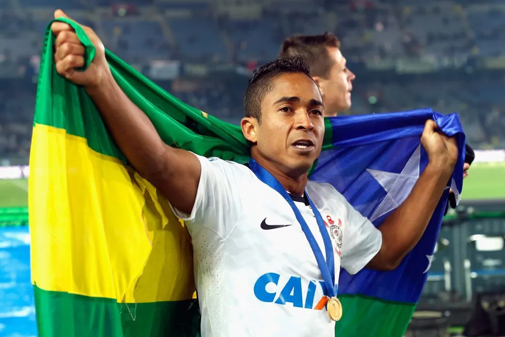 YOKOHAMA, JAPAN – DECEMBER 16: Jorge Enrique of Corinthians celebrates victory in the FIFA Club World Cup Final Match between Corinthians and Chelsea at International Stadium Yokohama on December 16, 2012 in Yokohama, Japan.  (Photo by Lintao Zhang/Getty Images)