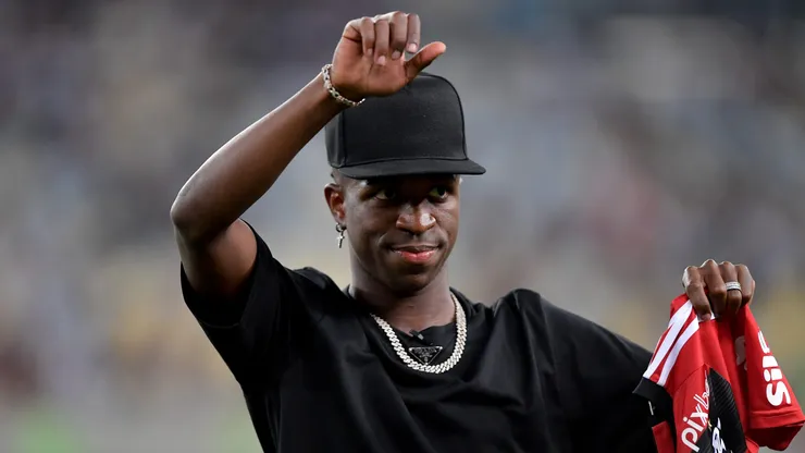 Vini Jr. no intervalo durante partida entre Vasco e Flamengo no estadio Maracana pelo campeonato BRASILEIRO A 2023. Foto: Thiago Ribeiro/AGIF