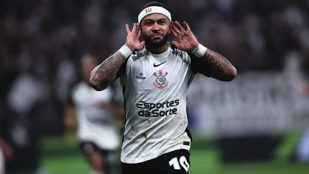 Memphis Depay comemorando gol. Foto: Ettore Chiereguini/AGIF