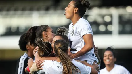 Time feminino do Santos em campo