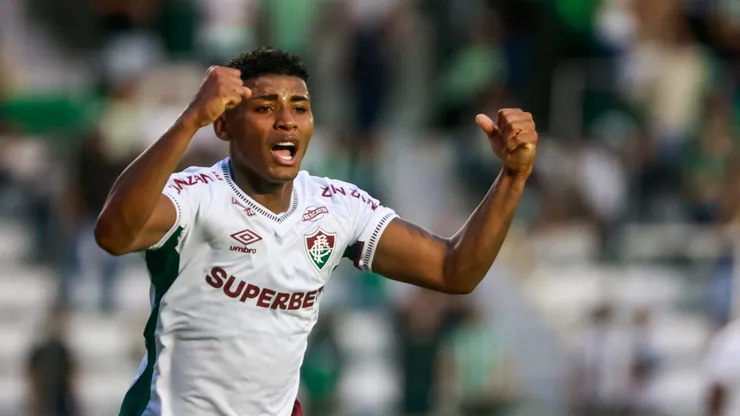 Hércules jogador do Fluminense comemora seu gol durante partida contra o Juventude no estadio Alfredo Jaconi pelo campeonato Brasileiro A 2025. Foto: Luiz Erbes/AGIF
