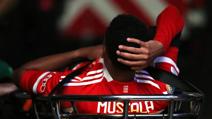 ATLANTA, GEORGIA - JULY 05: Jamal Musiala #42 of FC Bayern Munchen is carted from the pitch by medical staff following an injury during the FIFA Club World Cup 2025 quarter-final match between Paris Saint-Germain and FC Bayern München at Mercedes-Benz Stadium on July 05, 2025 in Atlanta, Georgia. (Photo by Kevin C. Cox/Getty Images)