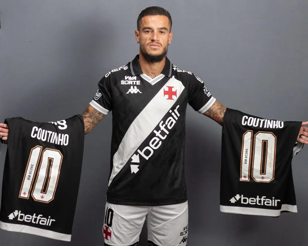 Coutinho posa com a camisa 10. Foto: Matheus Lima/Vasco