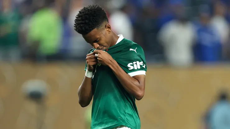 PHILADELPHIA, PENNSYLVANIA - JULY 04: Estevao #41 of Palmeiras kisses his jersey after the team's defeat in the FIFA Club World Cup 2025 quarter final match between SE Palmeiras and Chelsea FC at Lincoln Financial Field on July 04, 2025 in Philadelphia, Pennsylvania. (Photo by Francois Nel/Getty Images)