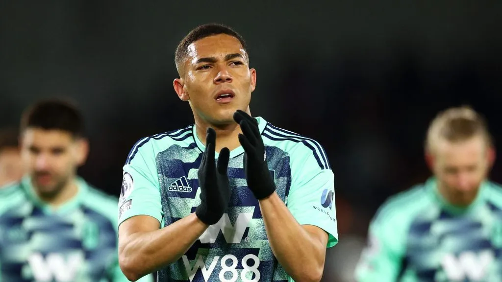 Atacante deixou o Fulham após não renovar o contrato. Photo by Clive Rose/Getty Images