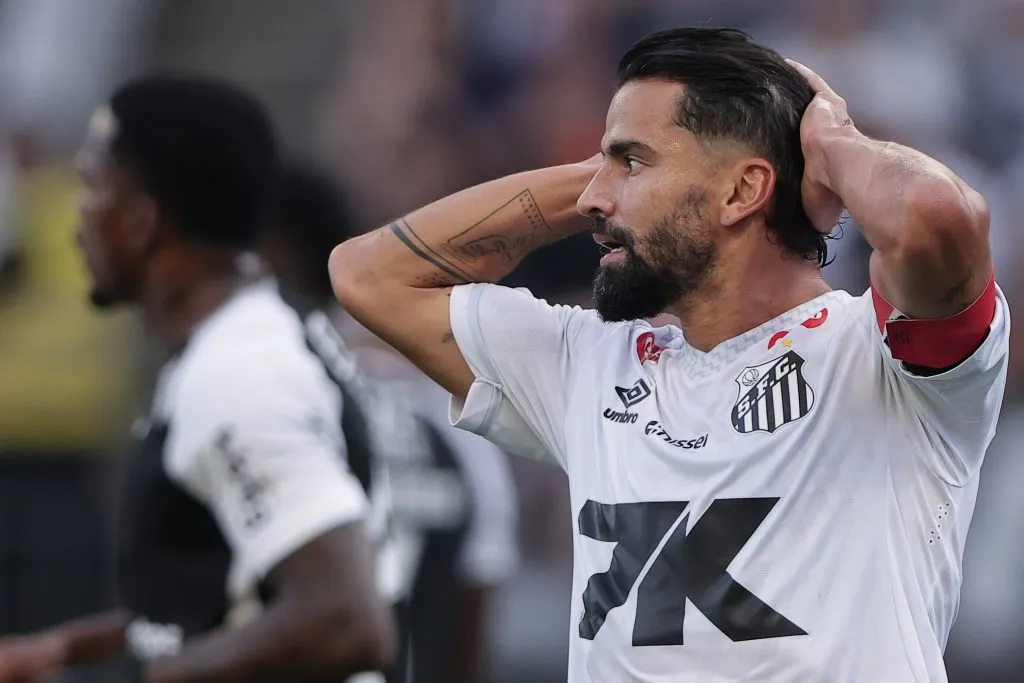 SP – SAO PAULO – 18/05/2025 – BRASILEIRO A 2025, CORINTHIANS X SANTOS – Tomas Rincon jogador do Santos lamenta durante partida contra o Corinthians no estadio Arena Corinthians pelo campeonato Brasileiro A 2025. Foto: Ettore Chiereguini/AGIF