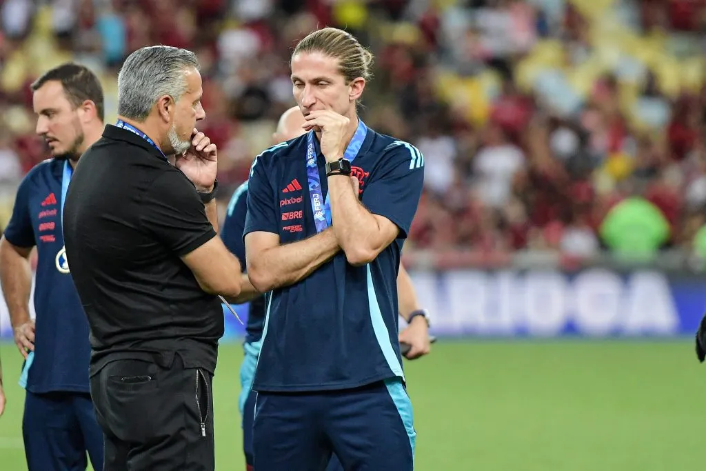 RJ – RIO DE JANEIRO – 22/02/2025 – CARIOCA 2025, FLAMENGO X MARICA -Filipe Luiz e Jose boto tecnico e dirigente do Flamengo comemoram titulo de campeao apos partida contra o Marica no estadio Maracana pela decisao do campeonato Carioca 2025. Foto: Thiago Ribeiro/AGIF