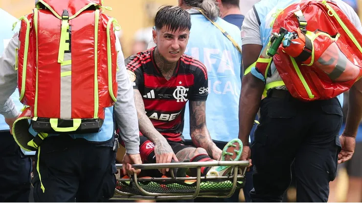Erick Pulgar saindo de maca durante Flamengo x Bayern de Munique. (Photo by Michael Reaves/Getty Images)