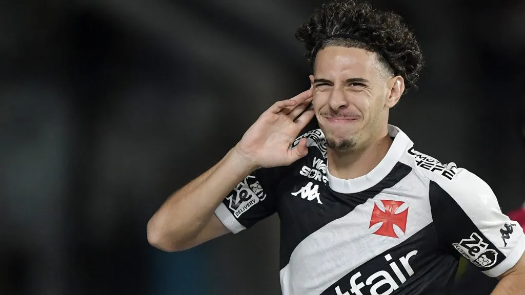 Nuno Moreira comemorando pelo Vasco – Foto: Thiago Ribeiro/AGIF