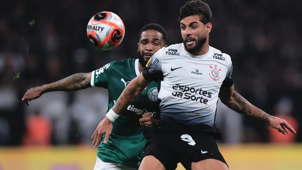 Yuri Alberto e Micael disputando lance. Foto: Ettore Chiereguini/AGIF