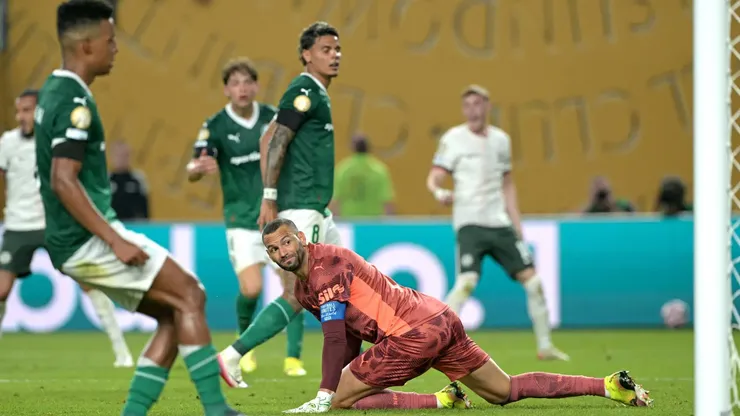Weverton lamentando o gol do Chelsea (Foto: Reprodução/AFP)