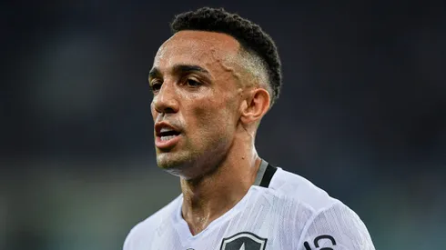 Marçal jogador do Botafogo durante partida contra o Fluminense no estádio Maracanã pelo campeonato Brasileiro A 2024. Foto: Thiago Ribeiro/AGIF