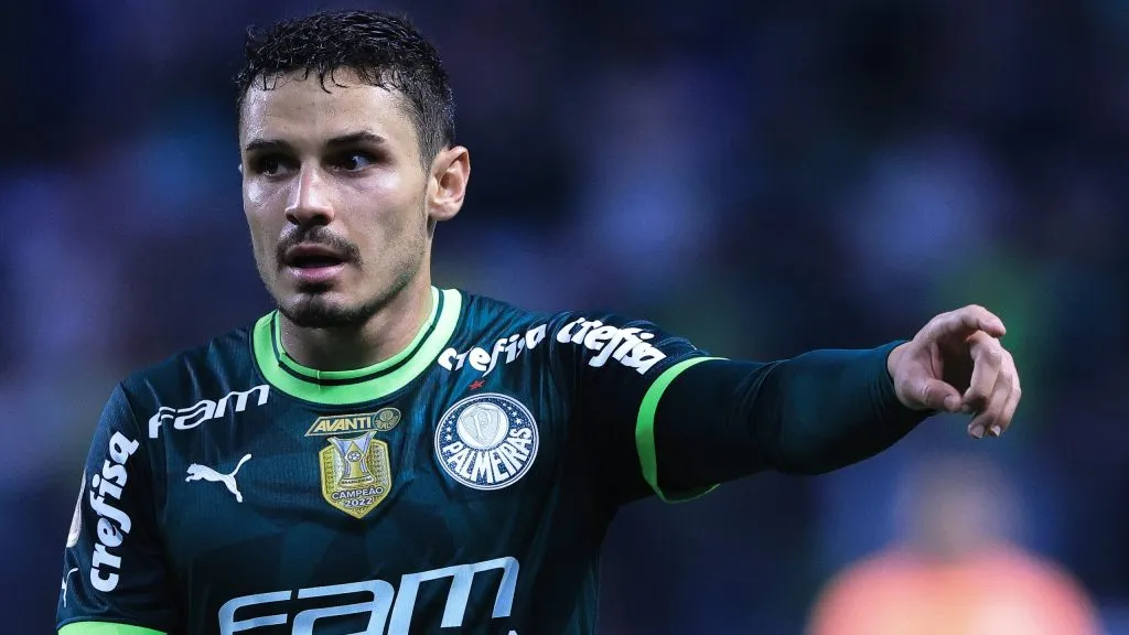 Raphael Veiga em campo pelo Palmeiras. Foto: Ettore Chiereguini/AGIF