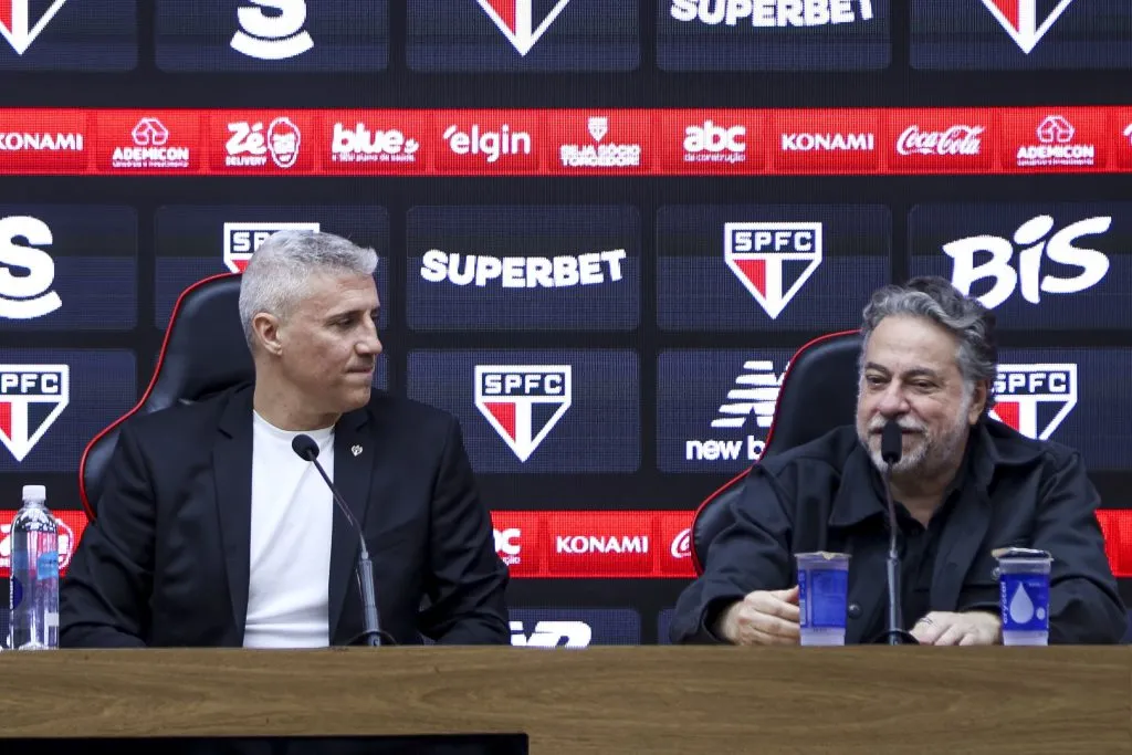SAO PAULO, BRAZIL – JUNE 24: President of Sao Paulo Julio Casares (L) and Hernan Crespo attend a press conference to announce Crespo as the new coach of Sao Paulo at MorumBIS on June 24, 2025 in Sao Paulo, Brazil. (Photo by Ricardo Moreira/Getty Images)
