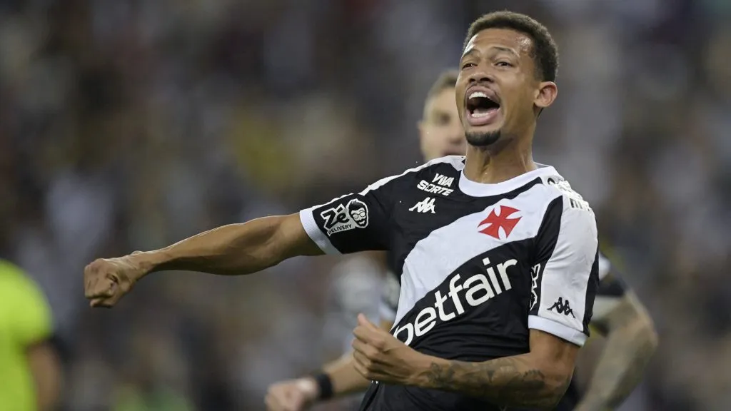 João Victor comemorando pelo Vasco no Brasileirão Betano – Foto: Alexandre Loureiro/AGIF