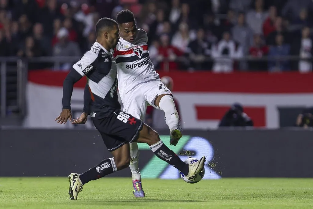 SAO PAULO, BRAZIL – JUNE 12: Wendell of Sao Paulo kicks the ball against Paulo Henrique of Vasco da Gama during the Brasileirao 2025 match between Sao Paulo and Vasco da Gama at MorumBIS on June 12, 2025 in Sao Paulo, Brazil. (Photo by Ricardo Moreira/Getty Images)