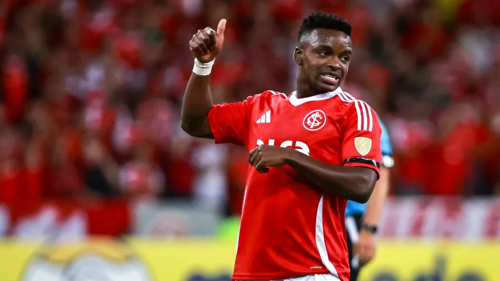 Recuperado de lesão, Carbonero foi titular no jogo-treino – Foto: Maxi Franzoi/AGIF