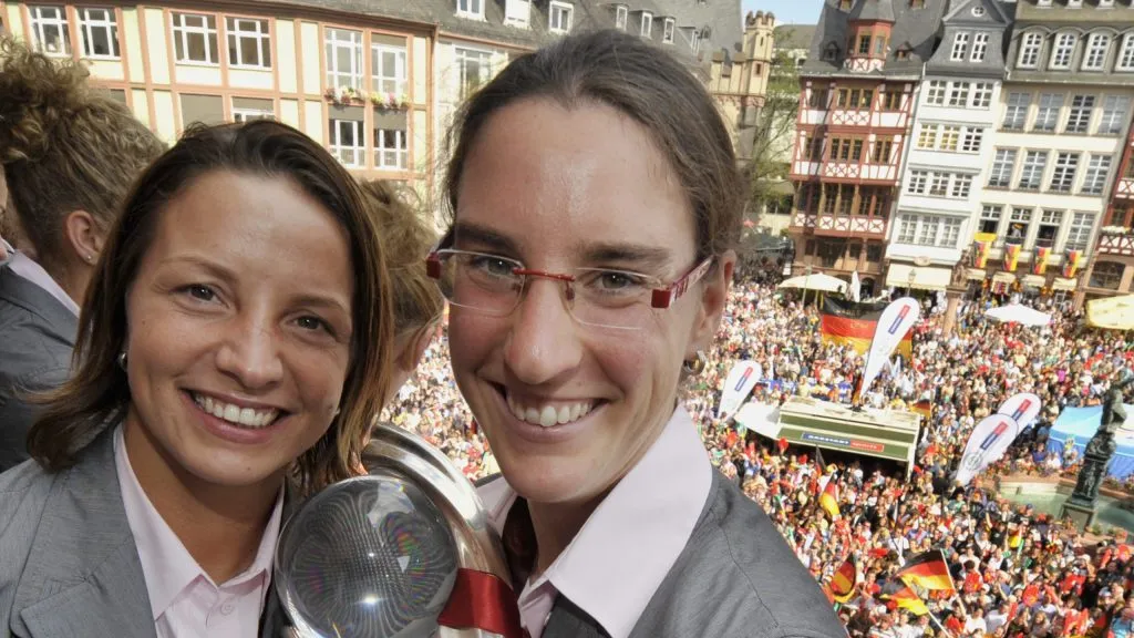Inka Grings e Birgit Prinz comemorando a Euro de 2009 (Photo by Boris Roessler-Pool/Getty Images)