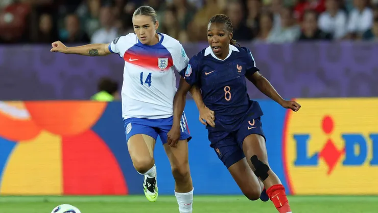 ZURICH, SWITZERLAND - JULY 05: Grace Clinton of England battles for possession with Grace Geyoro of France during the UEFA Women's EURO 2025 Group D match between France and England at Stadion Letzigrund on July 05, 2025 in Zurich, Switzerland. (Photo by Alexander Hassenstein/Getty Images)