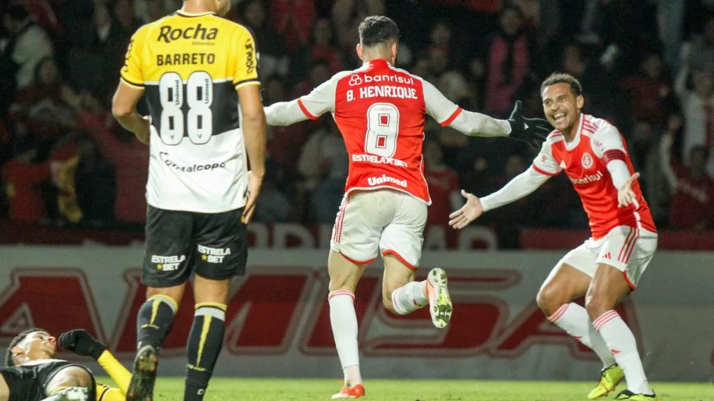 SP – CRICIUMA – 30/06/2024 – BRASILEIRO A 2024, CRICIUMA X INTERNACIONAL – Bruno Henrique jogador do Internacional comemora seu gol com Alan Patrick jogador da sua equipe durante partida contra o Criciuma no estadio Heriberto Hulse pelo campeonato Brasileiro A 2024. Foto: Lucas Gabriel Cardoso/AGIF