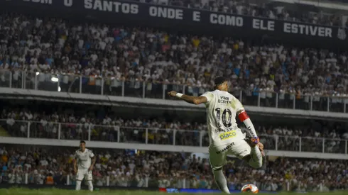 Neymar atuando pelo Santos na Vila Belmiro - (Photo by Miguel Schincariol/Getty Images)