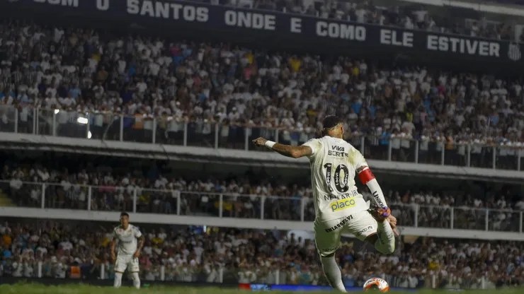 Neymar atuando pelo Santos na Vila Belmiro - (Photo by Miguel Schincariol/Getty Images)