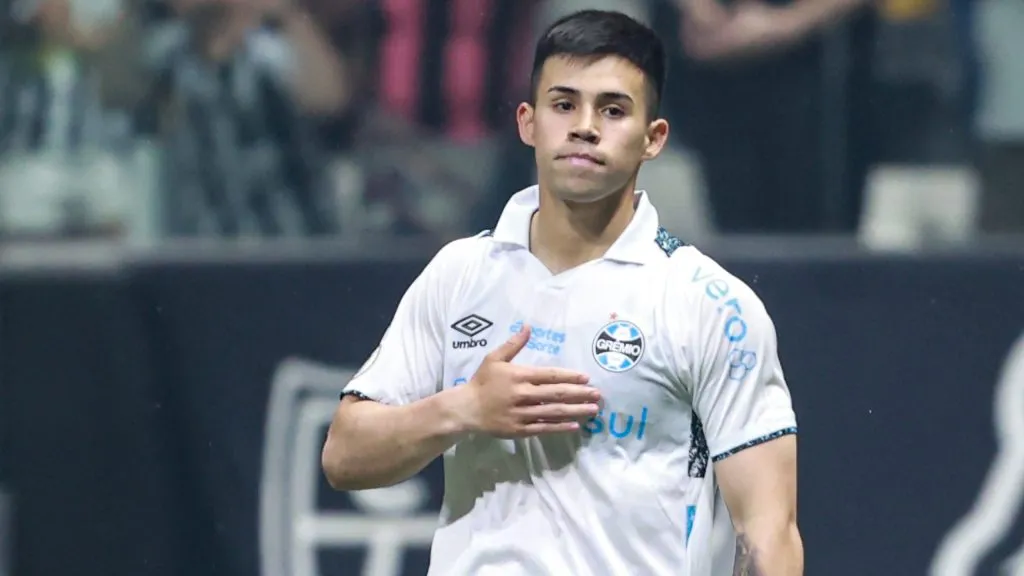 MG – BELO HORIZONTE – 09/10/2024 – BRASILEIRO A 2024, ATLETICO-MG X GREMIO – Aravena jogador do Gremio comemora seu gol durante partida contra o Atletico-MG no estadio Arena MRV pelo campeonato Brasileiro A 2024. Foto: Gilson Lobo/AGIF