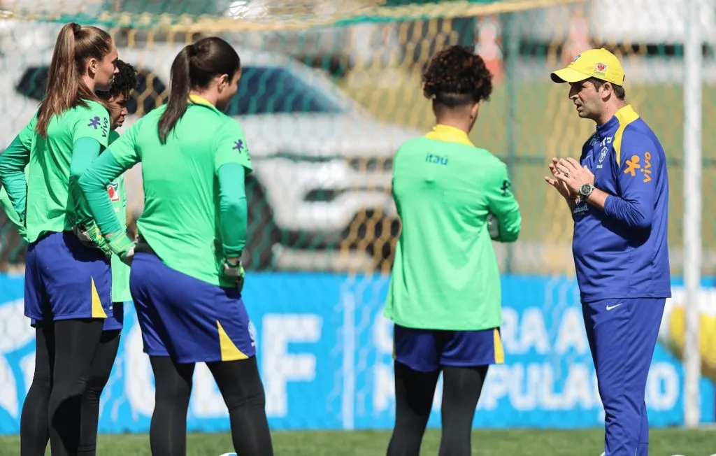 Preparador Edson Junior e as goleiras. Foto: Lívia Villas Boas/CBF