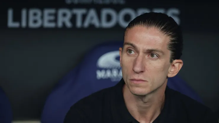 RIO DE JANEIRO, BRAZIL - MAY 15: Head Coach Filipe Luis of Flamengo looks on prior to the Copa CONMEBOL Libertadores 2025 Group C match between Flamengo and LDU Quito at Maracana Stadium on May 15, 2025 in Rio de Janeiro, Brazil. (Photo by Wagner Meier/Getty Images)