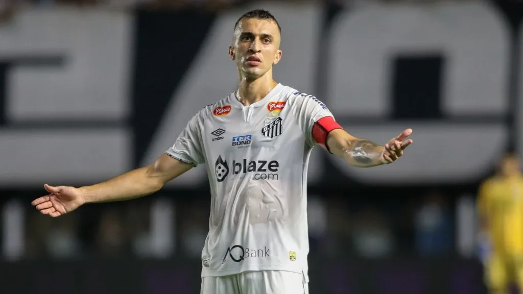 SP – SANTOS – 22/10/2024 – BRASILEIRO B 2024, SANTOS X CEARA – Joao Schmidt jogador do Santos lamenta durante partida contra o Ceara no estadio Vila Belmiro pelo campeonato Brasileiro B 2024. Foto: Reinaldo Campos/AGIF